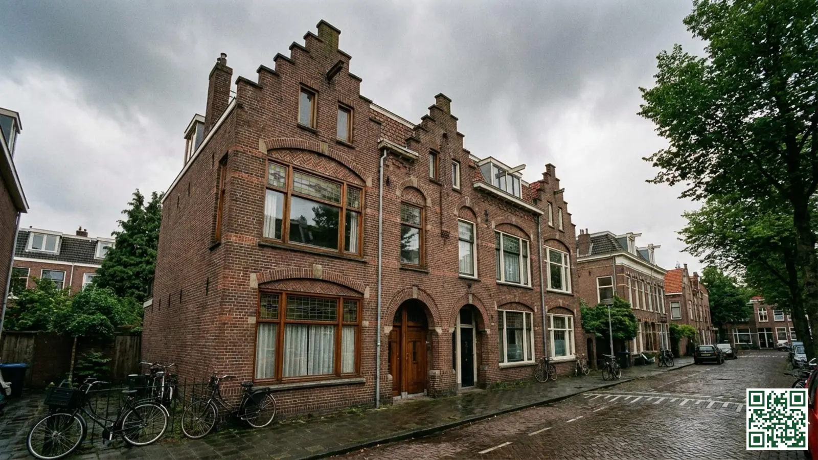 Nederlandse vooroorlogse woning met originele massieve bakstenen gevel zonder isolatie in woonstraat