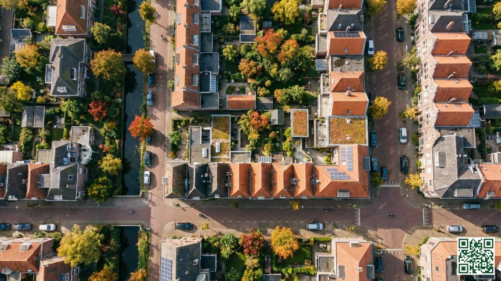 Luchtfoto van Nederlandse woonwijk met verschillende dakconstructies waaronder schuine pannendaken en platte daken