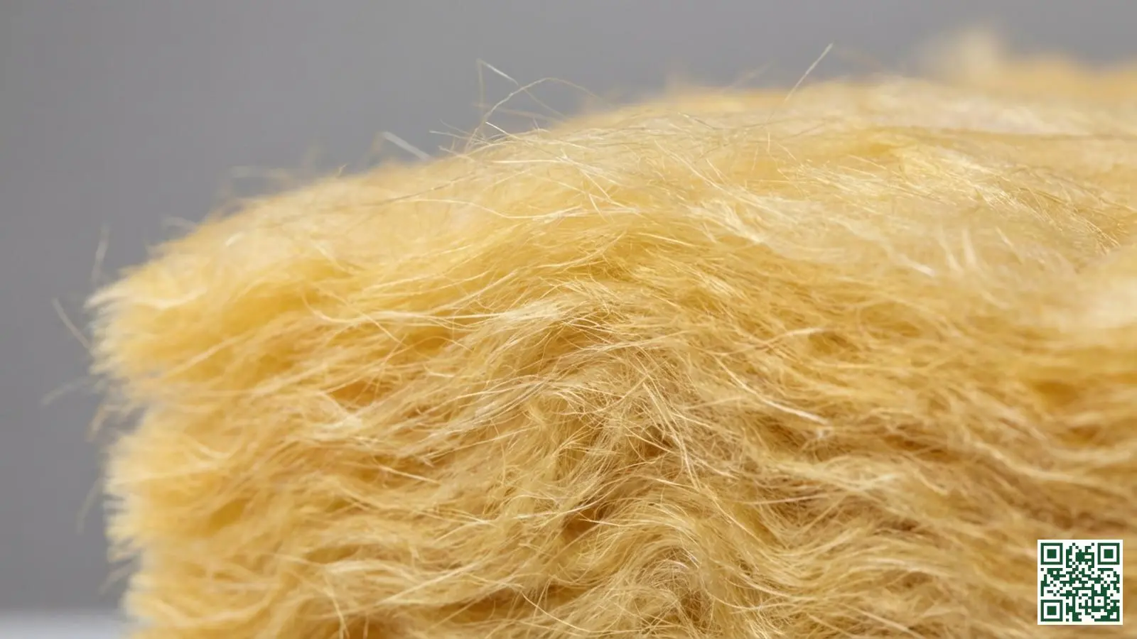 Detailopname van de fijne vezelstructuur van glaswol isolatiemateriaal met gele kleur