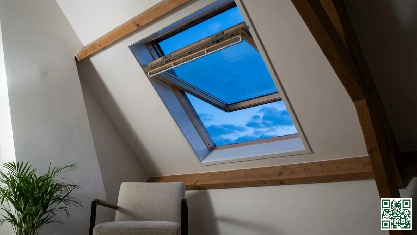 Open dakraam in zolderruimte zorgt voor natuurlijke ventilatie en koeling tijdens warme zomerdagen