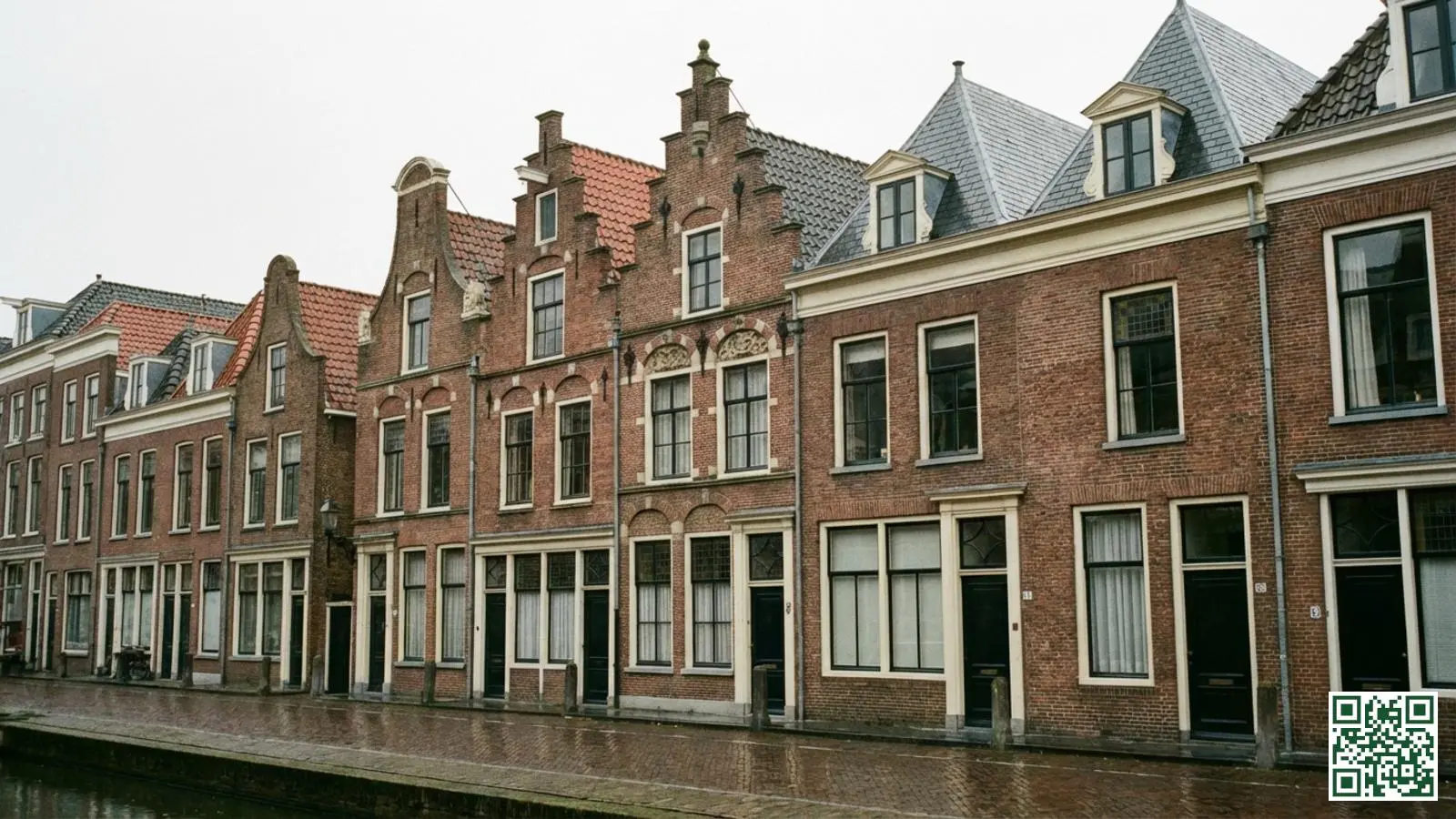 Historische grachtenpanden in de Utrechtse binnenstad met karakteristieke trapgevels en pannendaken