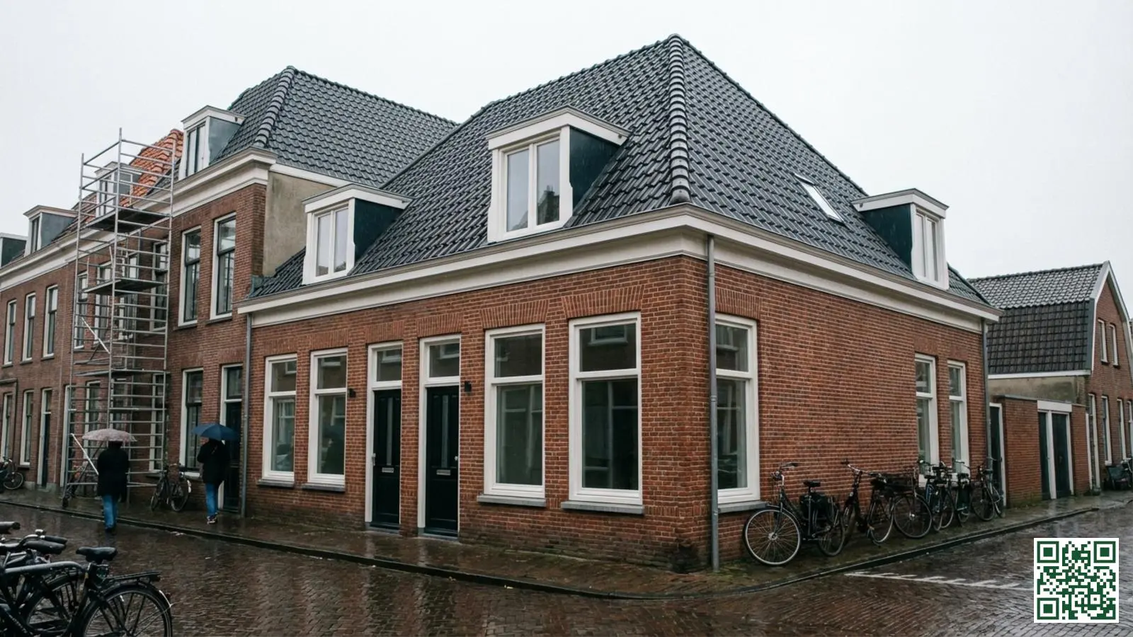 Gerenoveerde Nederlandse rijtjeswoning in stedelijke omgeving met verbeterde dakisolatie