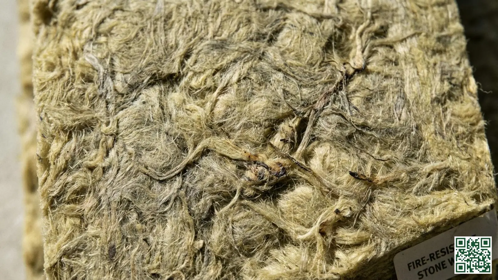 Close-up van brandwerende steenwol isolatieplaat met zichtbare vezelstructuur