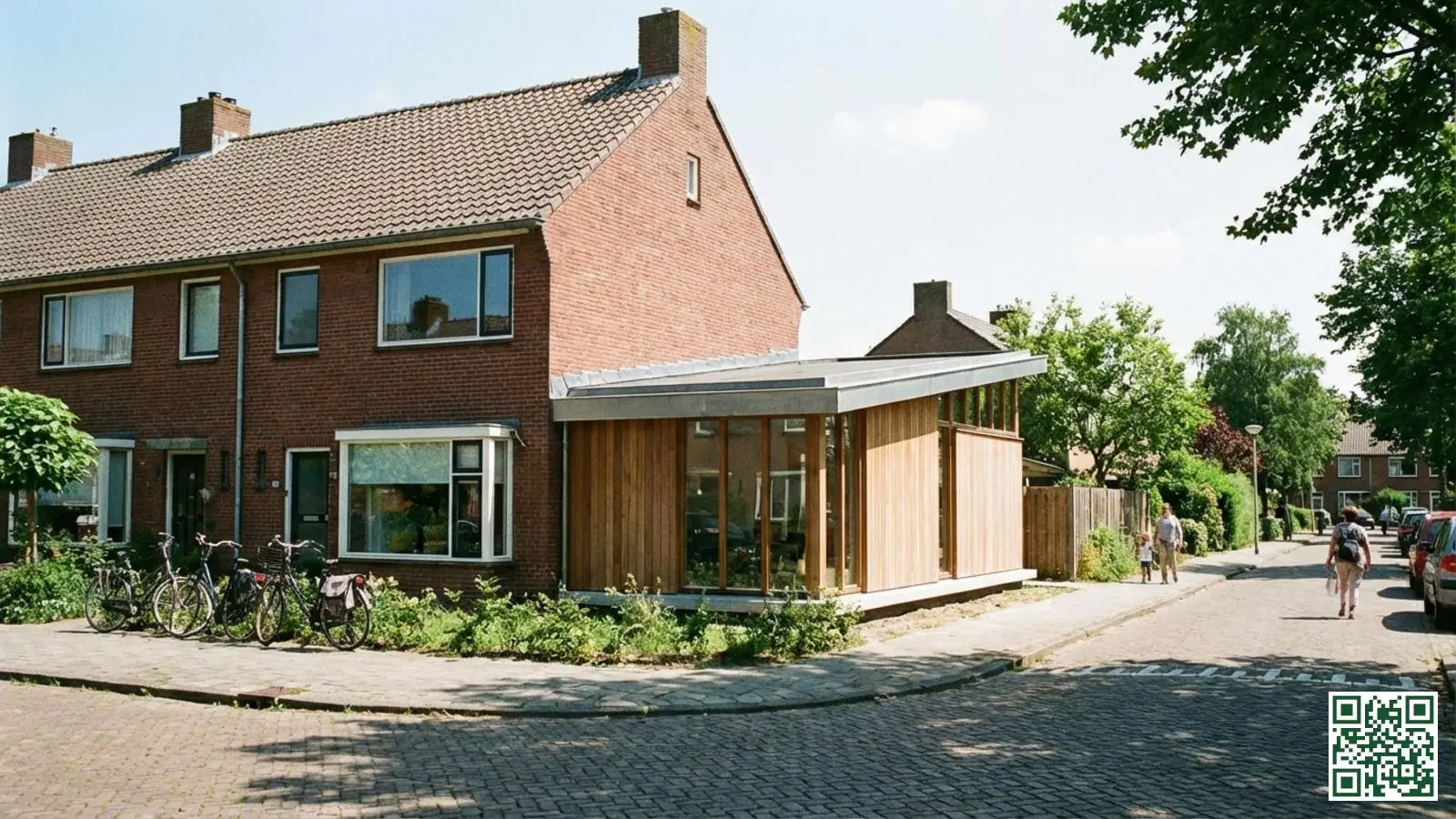 Nederlandse woning met platte dak aanbouw die aansluit op het hoofdgebouw met zichtbare overgang