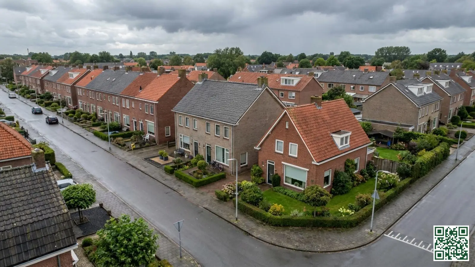 Luchtfoto van een Nederlandse woonwijk met rijtjeshuizen, twee-onder-een-kapwoningen en een vrijstaande woning