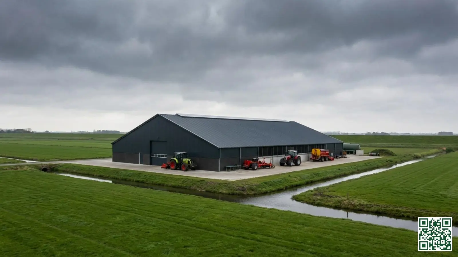 Moderne Nederlandse stal met geïsoleerd sandwichpanelen dak op het platteland met weilanden op de achtergrond