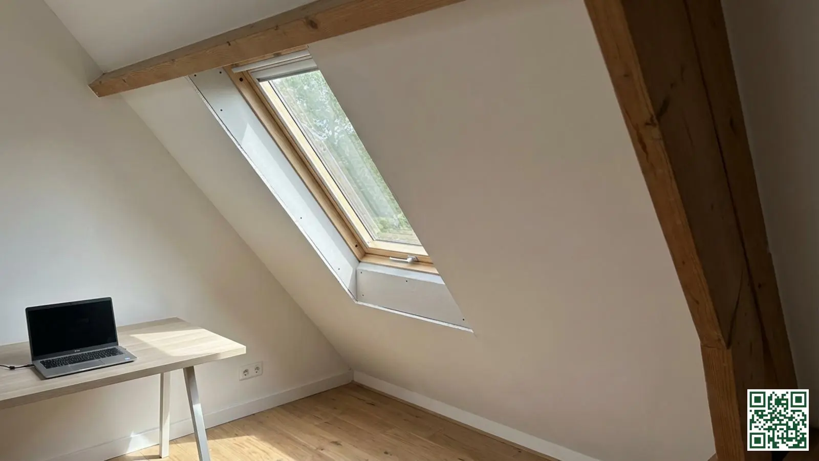 Dakraam met nette isolatie afwerking en gipsplaten wanden in een geïsoleerde zolderruimte